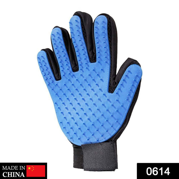 true-touch-5-finger-deshedding-glove-great-for-cats-and-dogs-blue-and-black